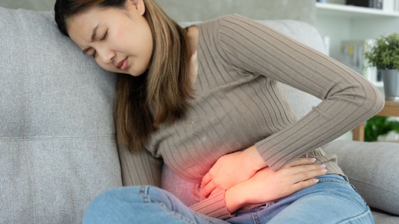 Đau bụng hạ sườn phải là triệu chứng có thể gặp của viêm gan E