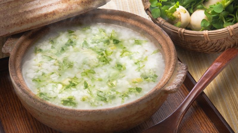 Người bệnh nên ưu tiên các thực phẩm dễ tiêu như cháo hay súp