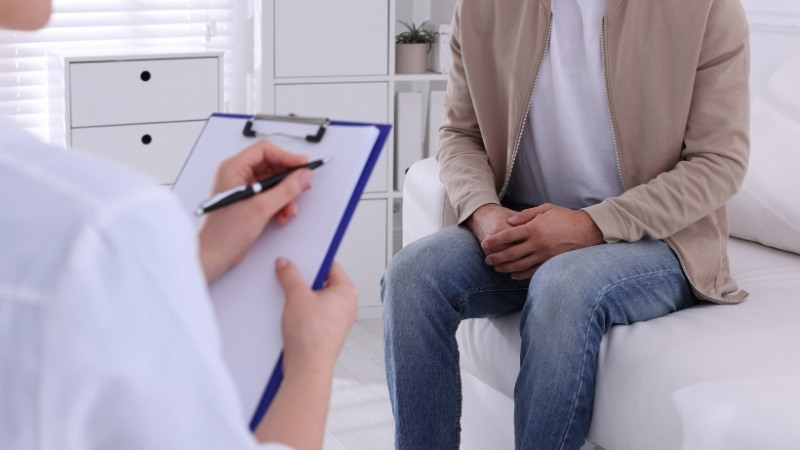 Nam giới cần tái khám định kỳ mỗi 3, 6 và 12 tháng để đánh giá hiệu quả điều trị