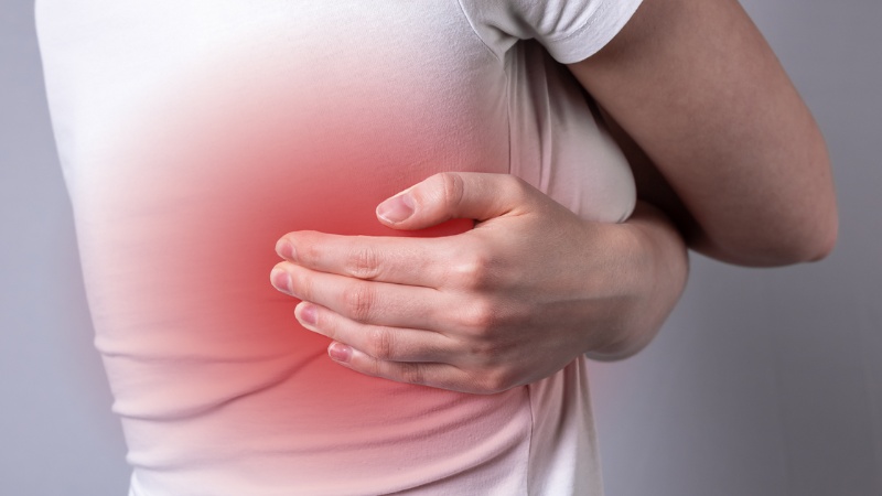 Cảm giác đau nhói, đau một bên chạy dọc theo khoang liên sườn Cảm giác đau nhói, đau một bên chạy dọc theo khoang liên sườn