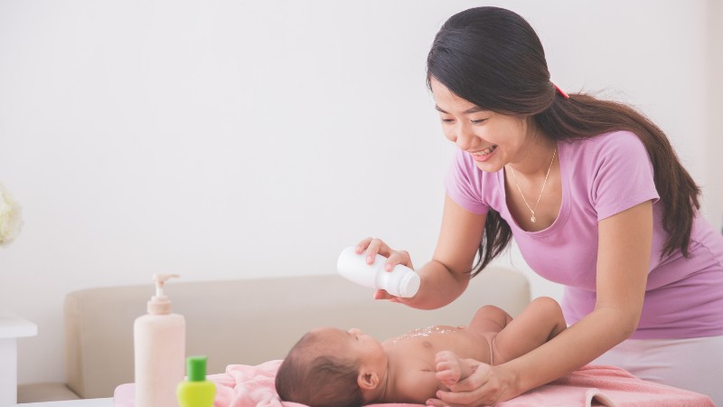 Thoa quá nhiều phấn rôm khiến vùng hăm lâu hết hơn Thoa quá nhiều phấn rôm khiến vùng hăm lâu hết hơn