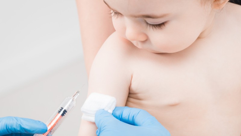 Trẻ nên nên tiêm vaccine MMR để phòng ngừa bệnh quai bị