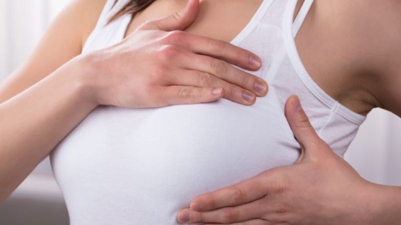 Mặc &aacute;o ngực qu&aacute; chật l&agrave; nguy&ecirc;n nh&acirc;n g&acirc;y tắc tia sữa