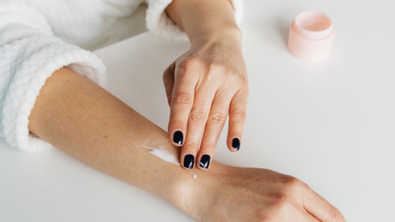 Dưỡng ẩm thường xuy&ecirc;n gi&uacute;p giảm t&igrave;nh trạng kh&ocirc; da