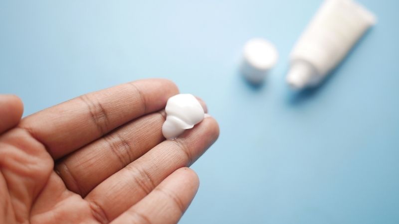 B&aacute;c sĩ c&oacute; thể chỉ định thuốc b&ocirc;i chứa kh&aacute;ng sinh để điều trị vi&ecirc;m da quanh miệng