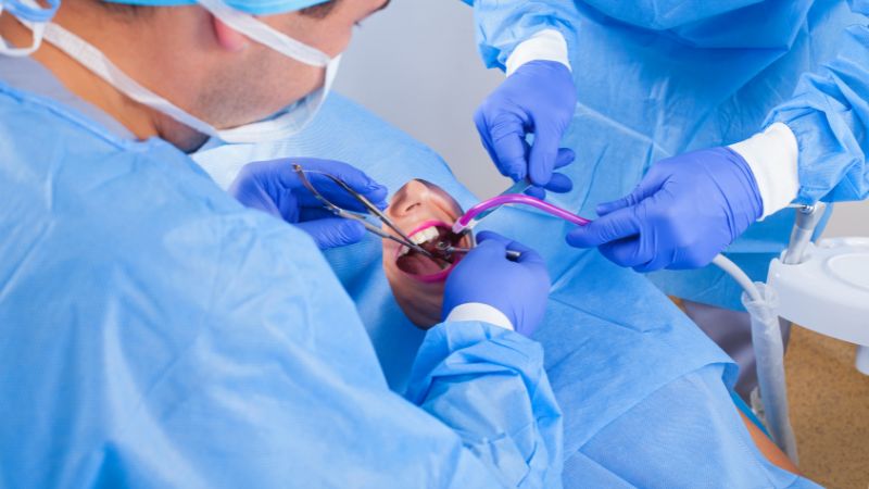 Bác sĩ có thể chỉ định phẫu thuật cắt amidan khi bệnh tái phát nhiều lần Bác sĩ có thể chỉ định phẫu thuật cắt amidan khi bệnh tái phát nhiều lần