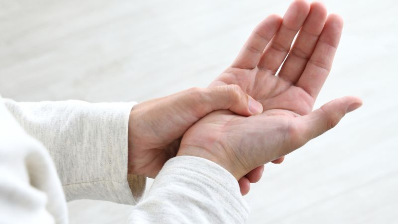 Thiếu máu não cũng gây ra tình trạng run tay chân Thiếu máu não cũng gây ra tình trạng run tay chân