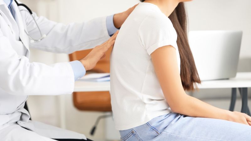 Bác sĩ sẽ đánh giá khả năng vận động của cột sống và mức độ cong của lưng Bác sĩ sẽ đánh giá khả năng vận động của cột sống và mức độ cong của lưng