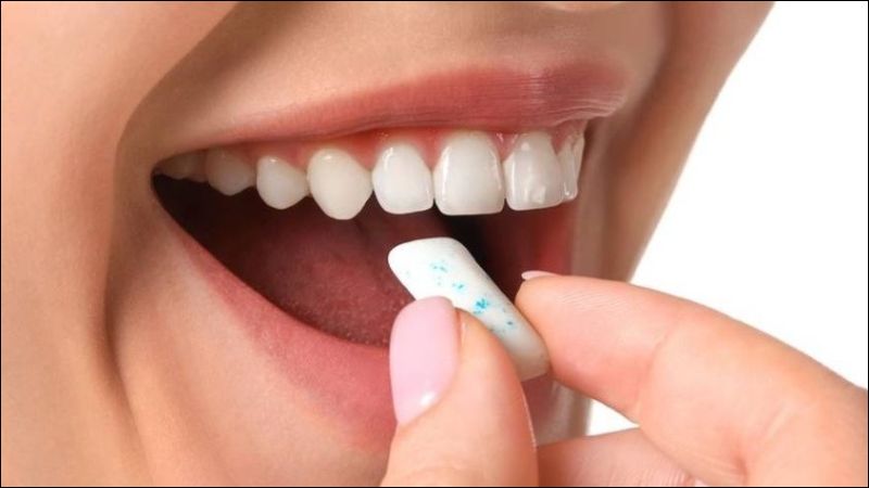 Nhai kẹo cao su không đường giúp kích thích tiết nước bọt Nhai kẹo cao su không đường giúp kích thích tiết nước bọt