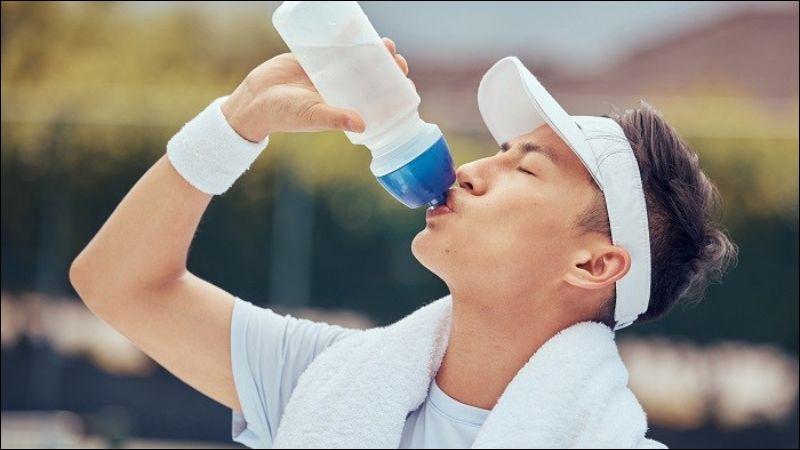 Luôn mang theo nước bên người giúp dự phòng tình trạng khô miệng Luôn mang theo nước bên người giúp dự phòng tình trạng khô miệng
