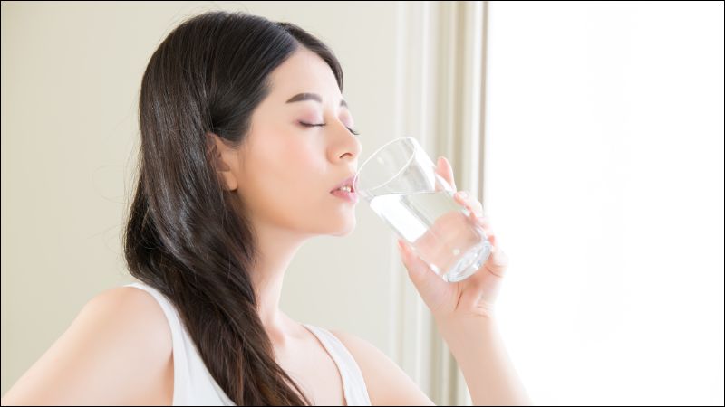Uống đủ nước là một yếu tố quan trọng giúp giảm khô miệng Uống đủ nước là một yếu tố quan trọng giúp giảm khô miệng