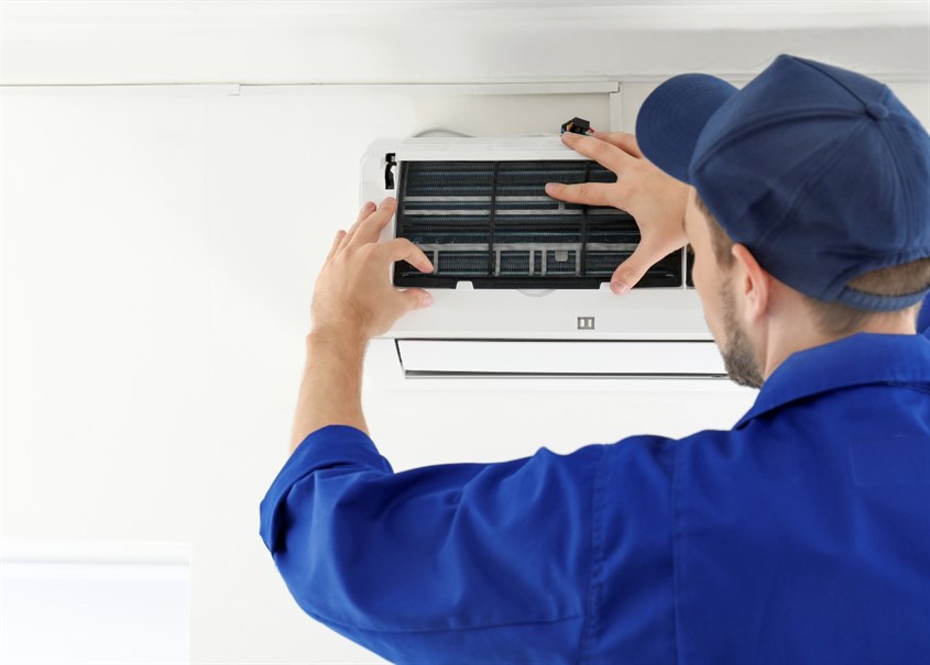 Kỹ thuật viên chuyên nghiệp vệ sinh máy lạnh