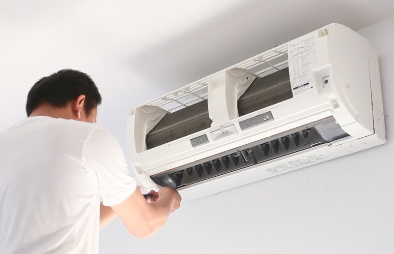 Lắp ráp lại các bộ phận máy lạnh sau khi vệ sinh xong