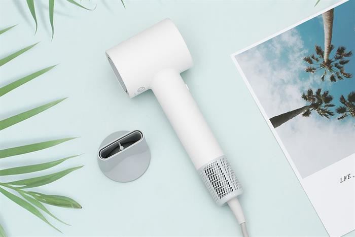 Máy sấy tóc tốc độ cao 1600W Showsee AP16-W có công suất 1600W giúp tóc khô nhanh hơn và tạo kiểu dễ dàng