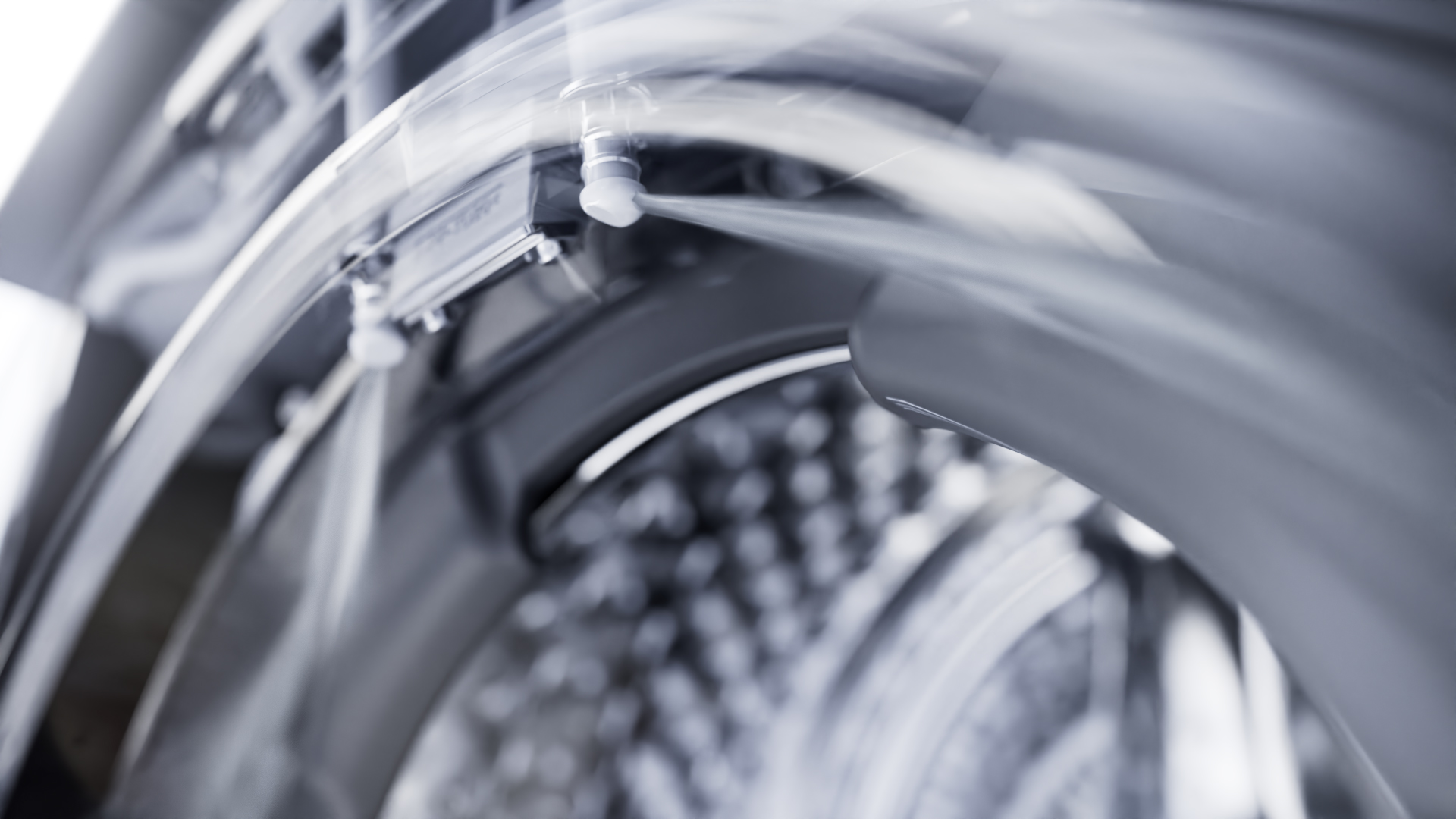 Công nghệ vệ sinh gioăng cửa tự động giúp loại bỏ cặn bẩn, xơ vải và ngăn nấm mốc hiệu quả