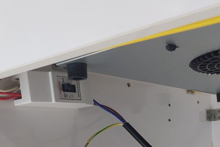 Luôn giữ tay khô, lắp CB chống giật riêng và ngắt điện ngay khi bếp báo lỗi để đảm bảo an toàn