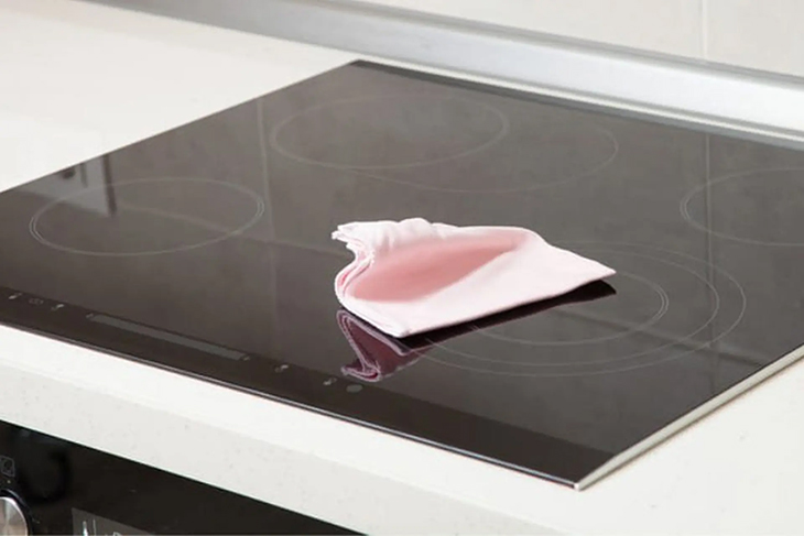 Ngắt điện, lau khô và dùng máy sấy làm mát để xử lý khi bếp bị ẩm