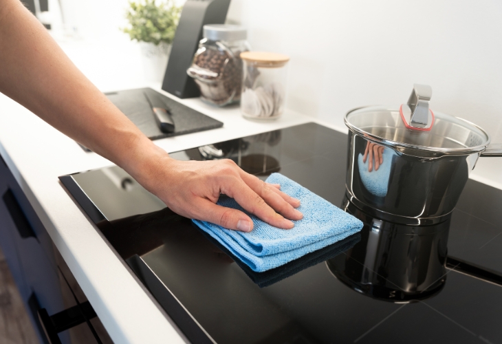 Bị ngắt do mặt bếp bị phủ nước, dùng khăn lau sạch thì bếp sẽ hoạt động lại