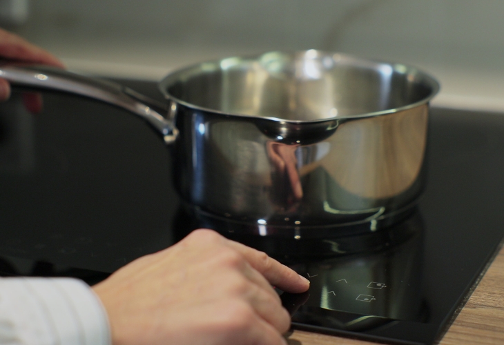 Khi bếp bị lỗi bo mạch, bạn nên đem bếp từ của bạn đến trung tâm bảo hành hoặc tiệm sửa chữa để khắc phục