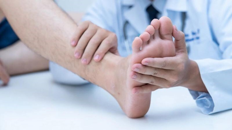 Bác sĩ sẽ sờ nắn để kiểm tra những bất thường ở bàn chân