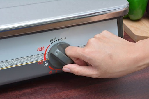 Sau khi nhấn và xoay núm vặn bạn đợi vài giây trước thả tay để bếp không tắt lửa