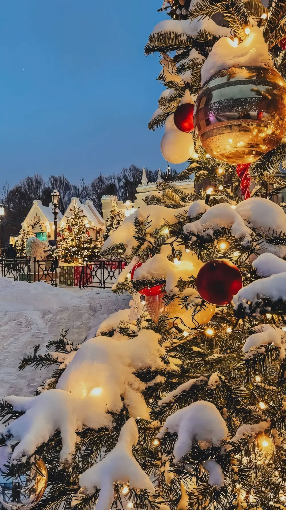 Thay áo mới cho dế yêu với hình nền Noel ấn tượng