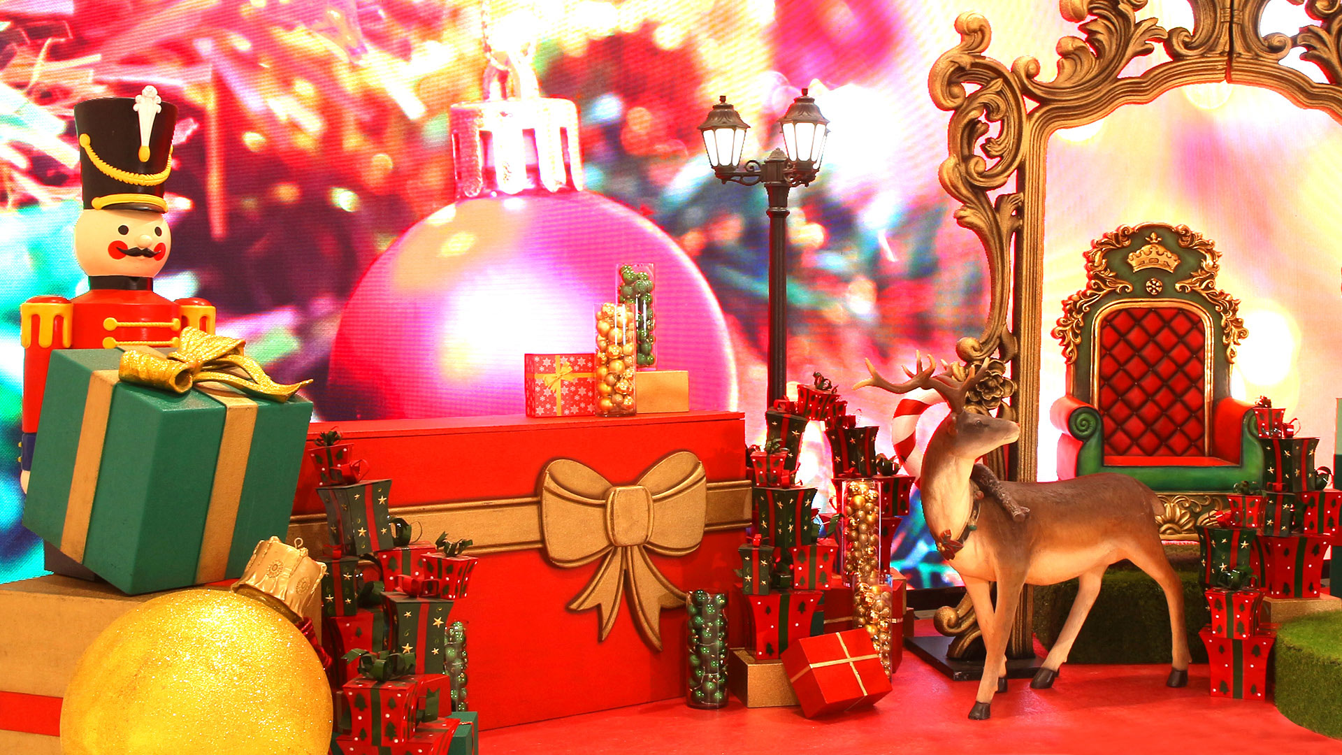 Không gian làm việc tràn ngập không khí lễ hội