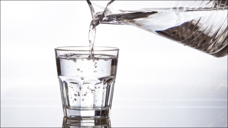 Uống nước nhiều giúp bù lượng nước khi bị tiêu chảy, nôn mửa Uống nước nhiều giúp bù lượng nước khi bị tiêu chảy, nôn mửa