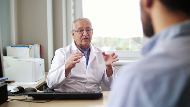 Bác sĩ hỏi bệnh và đưa ra các chỉ định sau đó Bác sĩ hỏi bệnh và đưa ra các chỉ định sau đó