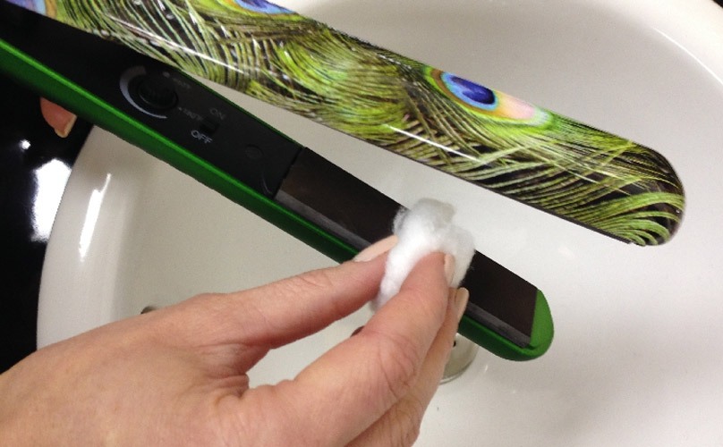 Vệ sinh máy tạo kiểu tóc thường xuyên bằng khăn ẩm hoặc dung dịch chuyên dụng để máy bền hơn