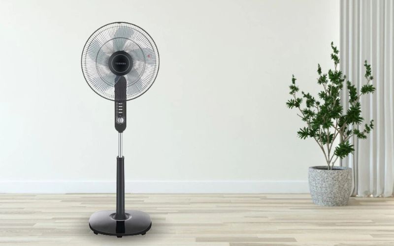 Quạt đứng Toshiba F-LSA10(K)VN 50W 5 cánh gió rộng, dễ lắp, nên đặt gần cửa sổ để tăng hiệu quả làm mát