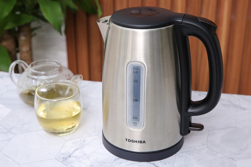 Ấm siêu tốc Toshiba KT-17SH1NV dung tích 1.7 lít, đáp ứng nhu cầu nước nóng cho gia đình 3 - 4 người dùng hằng ngày