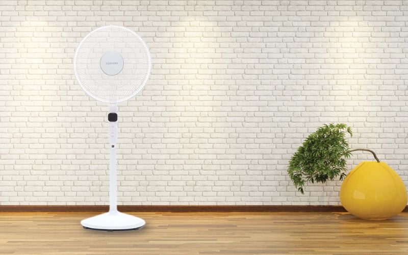 Quạt điện Toshiba F-LSD10(H)VN trang bị động cơ DC Inverter và bạc thau giúp quạt vận hành êm ái, tiết kiệm điện đến 70% và độ ồn chỉ 27 dB