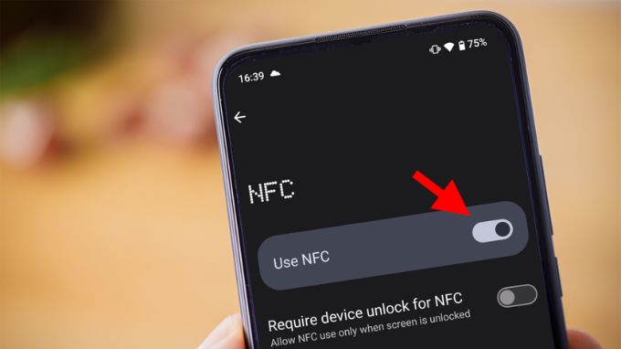 Cách tắt NFC: Android vào Cài đặt > Kết nối > NFC > gạt Tắt. iPhone không hỗ trợ tắt thủ công