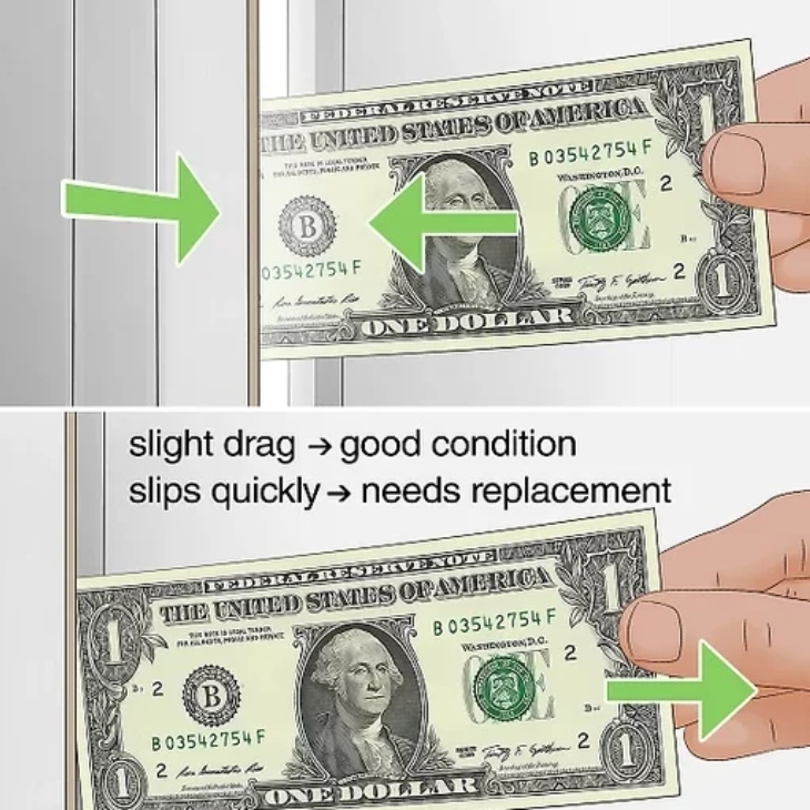 Dùng tờ giấy để kiểm tra độ khít của cửa tủ lạnh