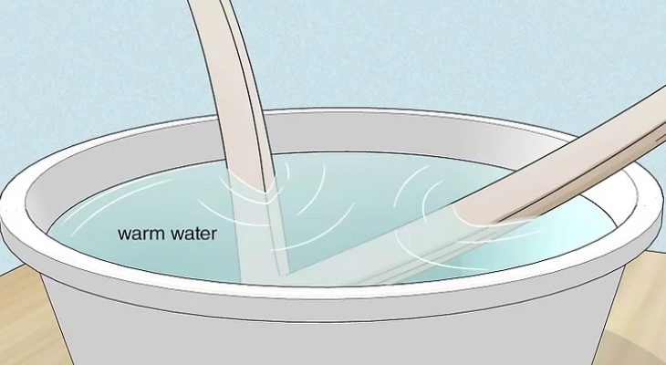 Dùng nước nóng để xử lý chỗ cong vênh của gioăng trước khi lắp