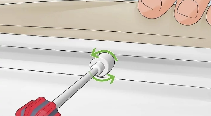 Nới lỏng các vít trên cửa tủ lạnh