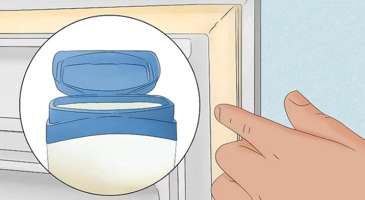 Bôi vasaline lên phần gioăng ở bản lề để hạn chế xoắn hay công vênh khi đóng mở cửa tủ lạnh