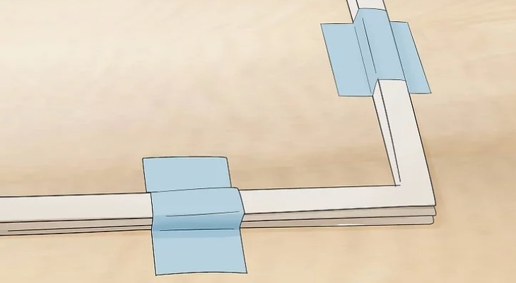 Xử lý gioăng trước khi lắp bằng cách cố định miếng gioăng trên mặt phẳng để nó dẹt ra