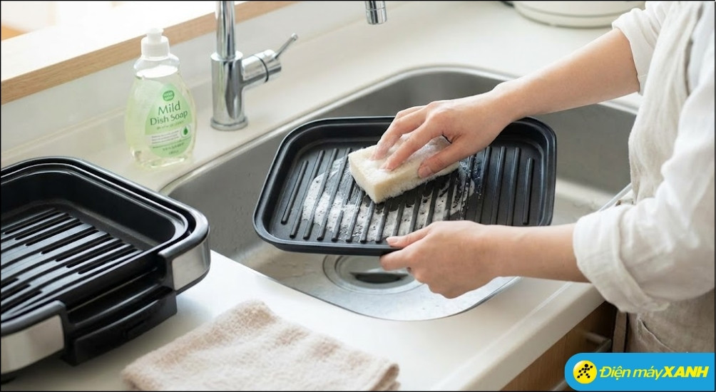 Hãy để bếp nguội hoàn toàn và sau đó, sử dụng khăn mềm hoặc miếng bọt biển với nước rửa chén pha loãng để lau chùi