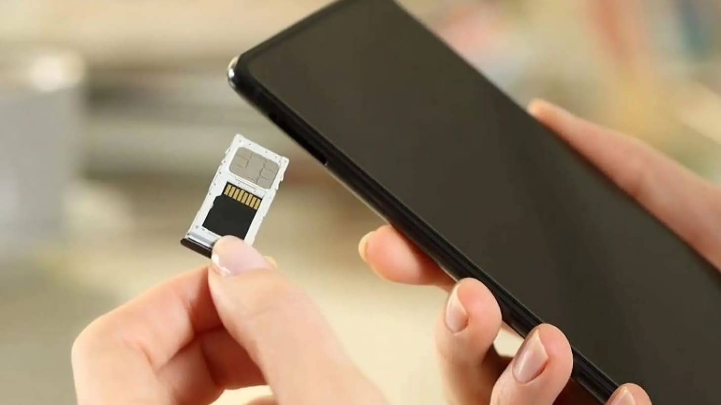Thẻ SIM bị lắp lệch cũng có thể là nguyên nhân khiến điện thoại Samsung không vào mạng được Thẻ SIM bị lắp lệch cũng có thể là nguyên nhân khiến điện thoại Samsung không vào mạng được