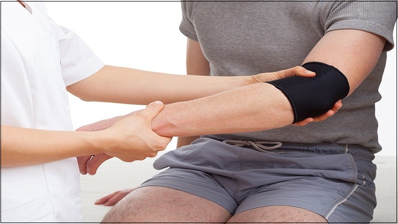 Các bài tập kéo giãn và tăng cường có thể giúp cải thiện sức mạnh cơ bắp quanh khuỷu tay