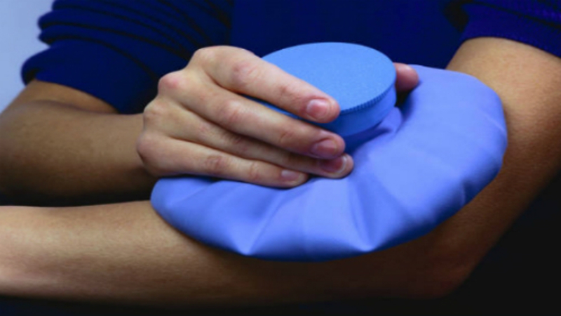 Chườm lạnh có thể giúp giảm triệu chứng đau khuỷu tay