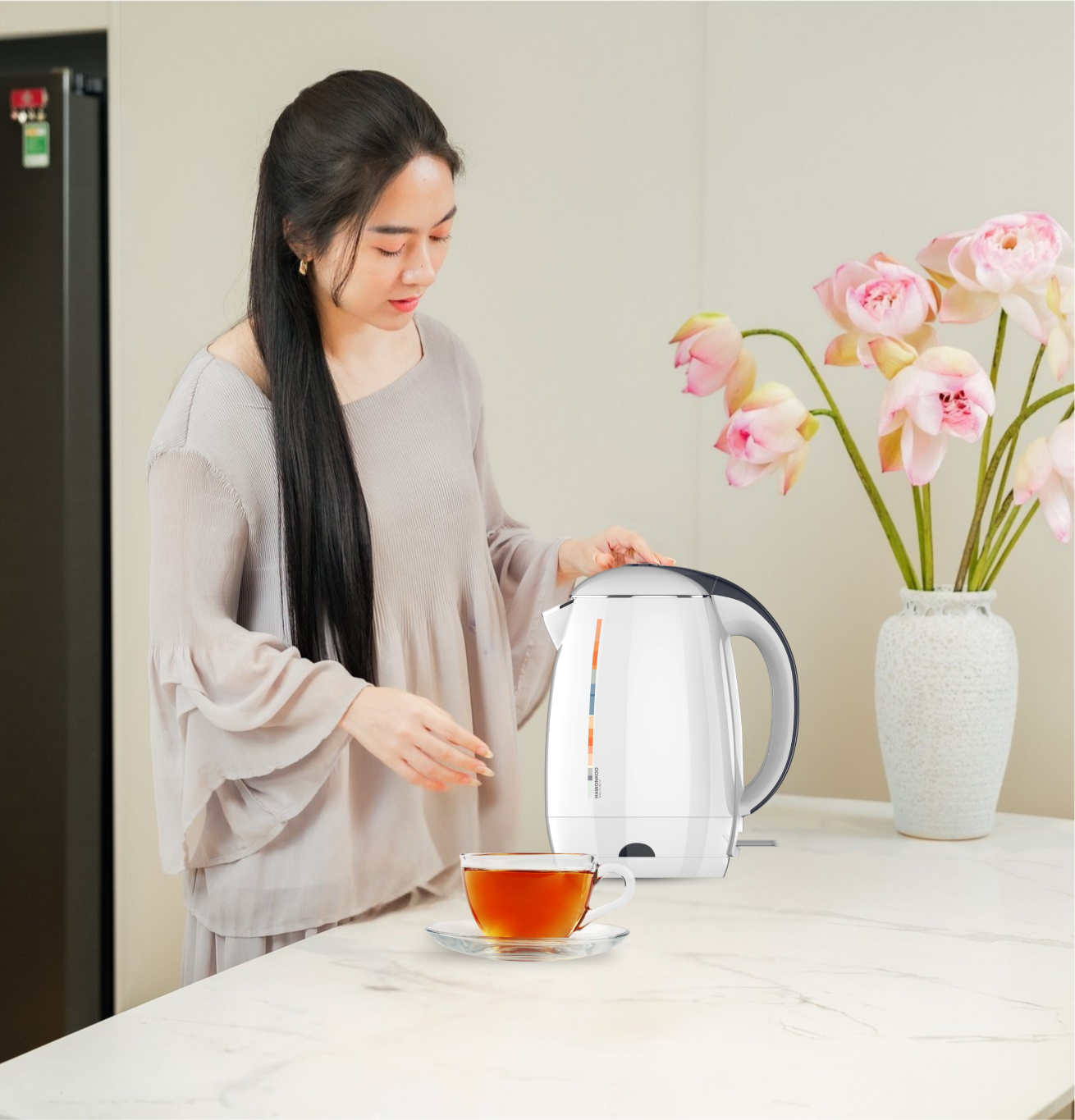 Bình đun siêu tốc Hawonkoo KEH-180-W ruột inox 304 bền tốt, đun sôi nước nhanh với công suất 1500W