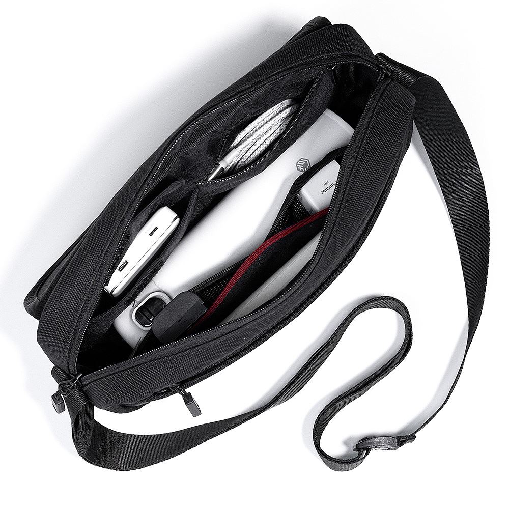 Túi đeo chéo Innostyle VersalSling Crossbody Bag S2101BBG Màu Đen - xanh dương