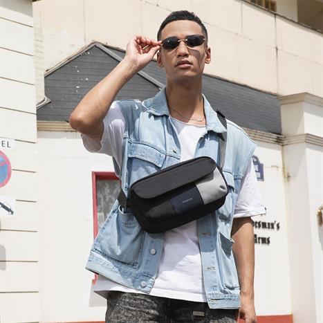 Túi đeo chéo Innostyle VersalSling Crossbody Bag S2101BBG Màu Đen - xanh dương