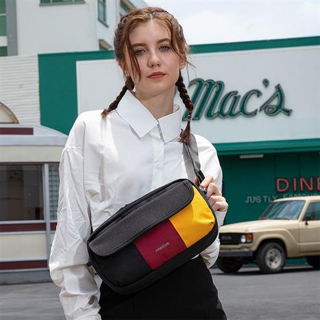 Túi đeo chéo Innostyle VersalSling Crossbody Bag S2101BRY Màu Đen - Đỏ