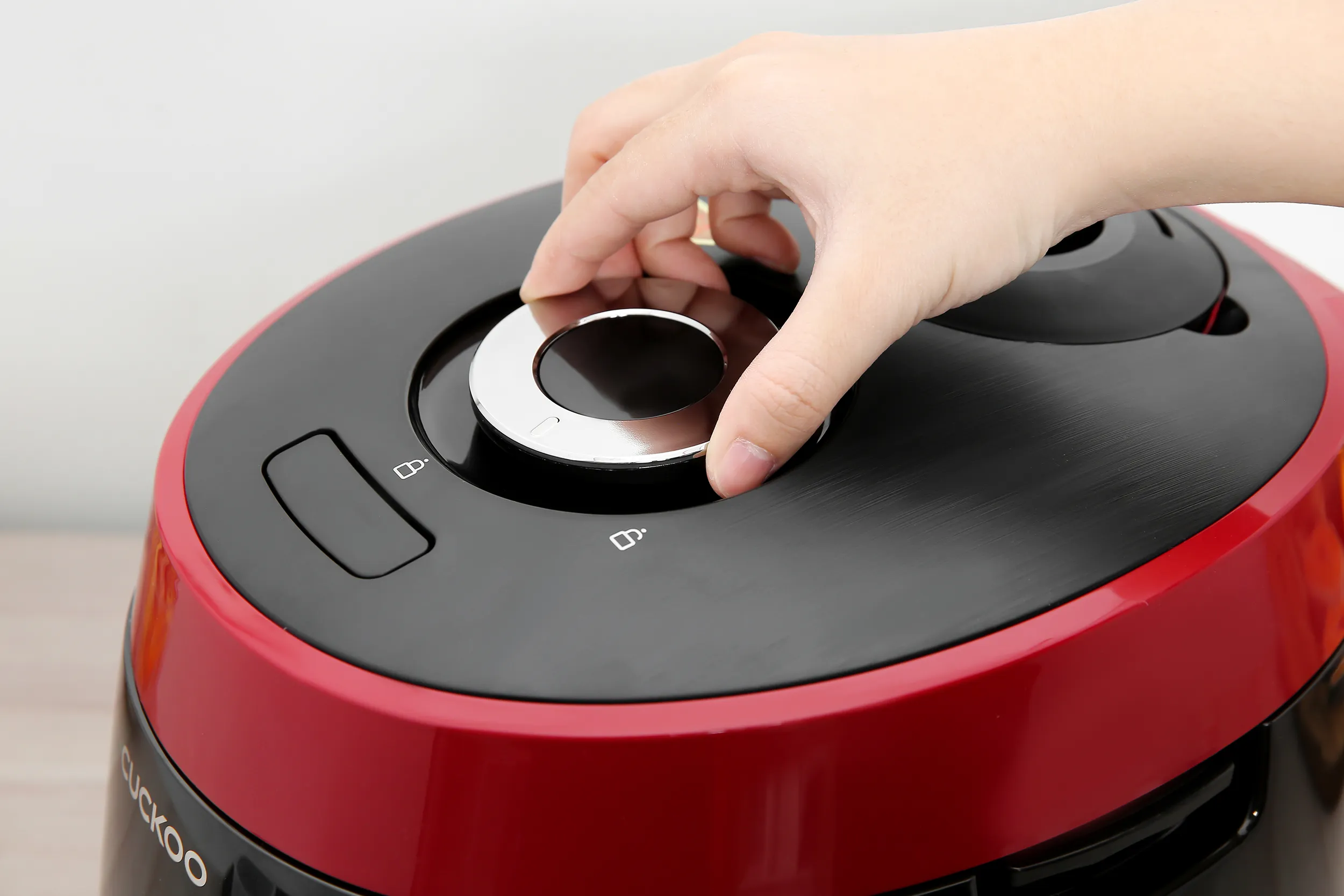 Nồi cơm điện tử áp suất Cuckoo 1.08 lít CRP-PK0600F/BKRDVN Màu Đen - Đỏ