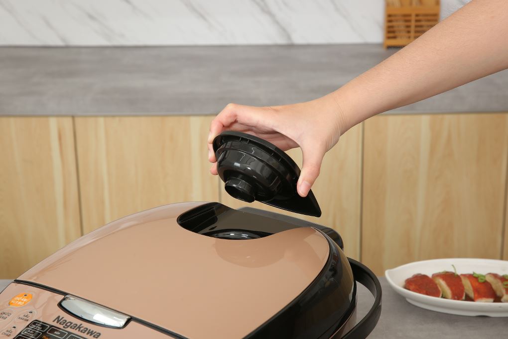 Nồi cơm điện tử Nagakawa 1.8 lít NER5556 Màu Vàng đồng