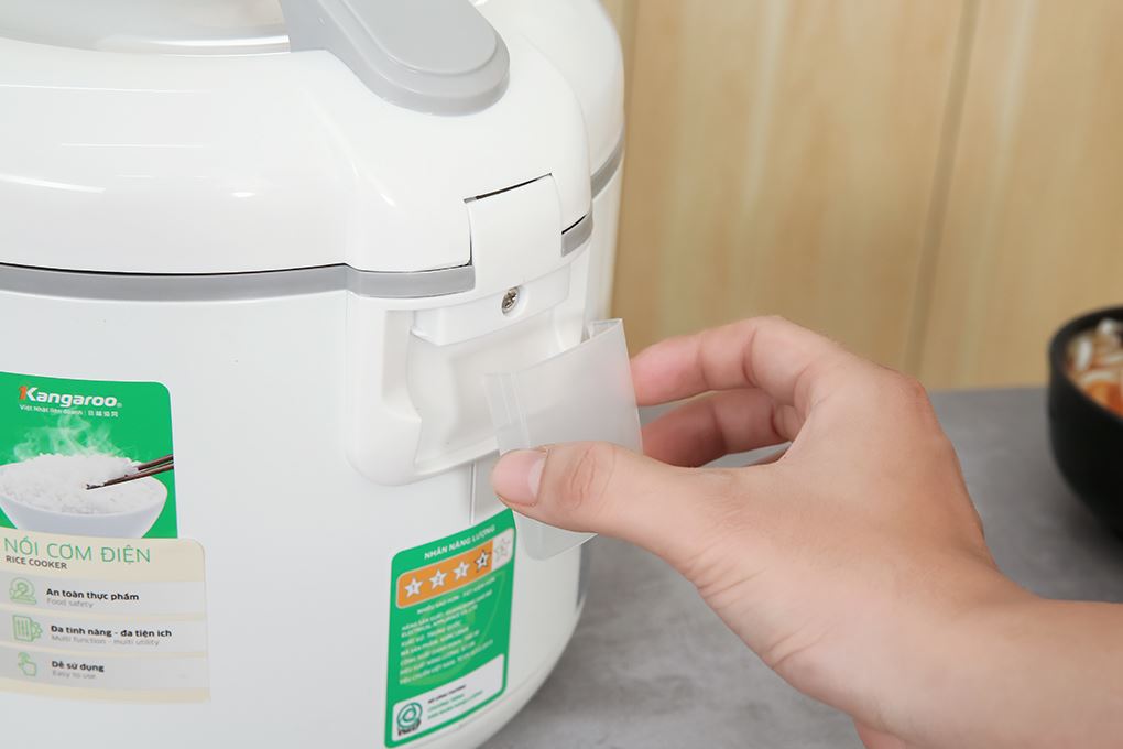 Nồi cơm nắp gài Kangaroo 1.8 lít KGRC18M8 Màu Trắng